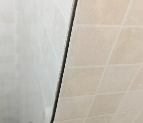 汶川瓷砖空鼓维修公司分享阳台瓷砖脱落的修复过程可以分为以下几个步骤