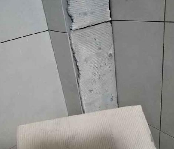 汶川瓷砖空鼓维修公司分享下厨房瓷砖脱落的补救措施。
